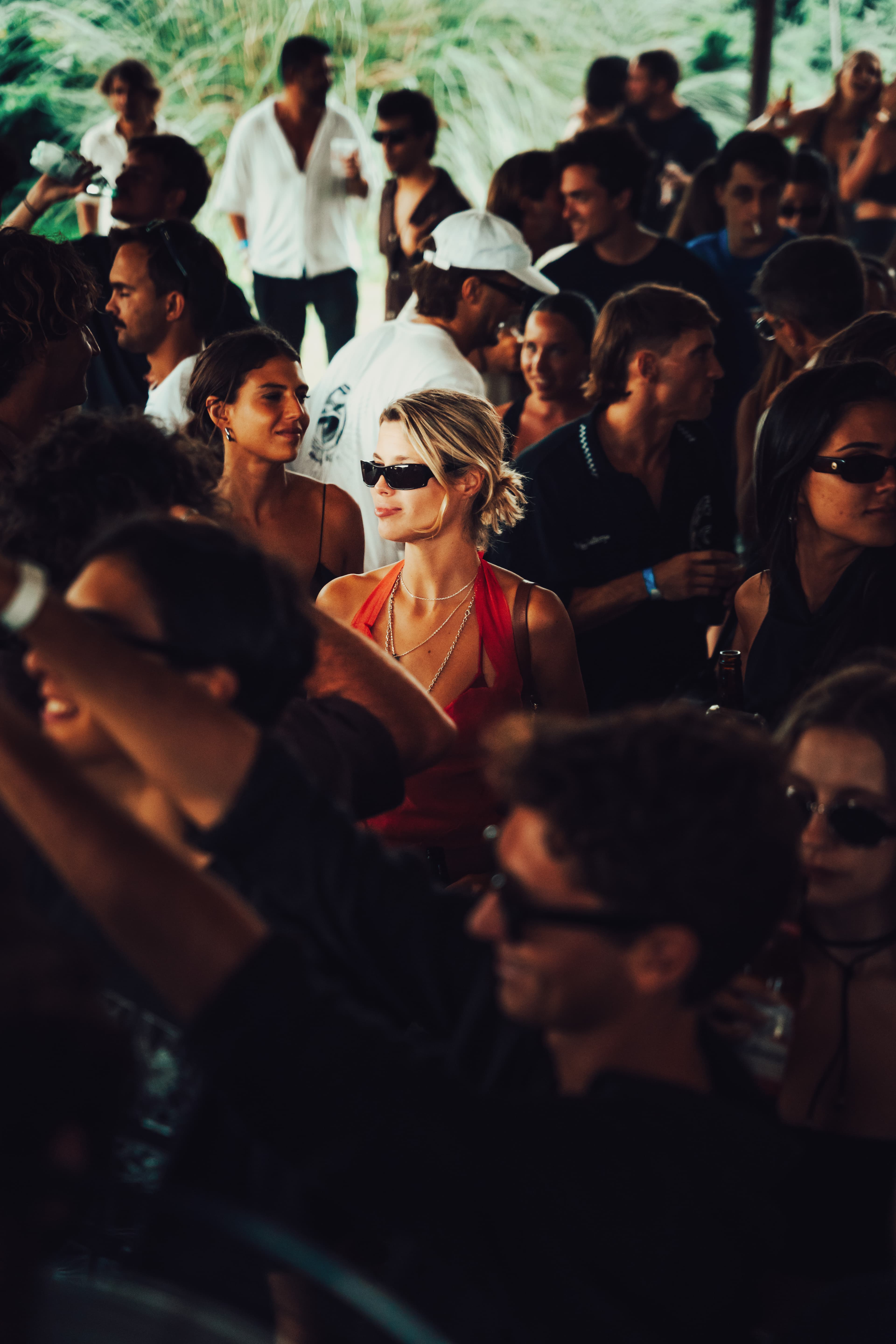 Gente bailando en la fiesta